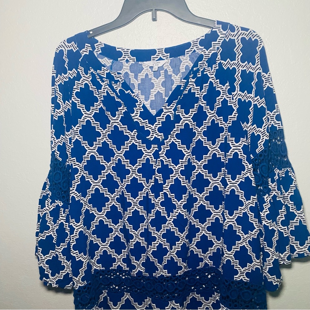 Crown & Ivy Graphic Blue White 3/4 Sleeve Blouse